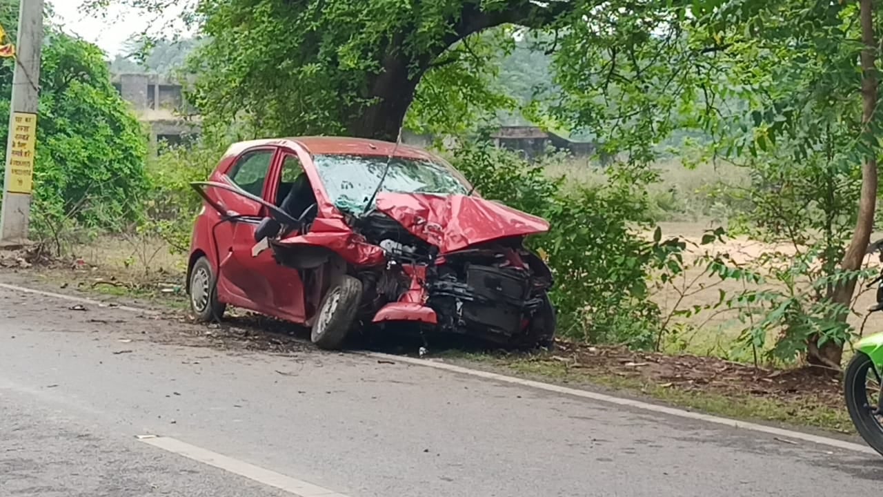 सड़क हादसा : पतरातू डैम से आ रही कार हुई दुर्घटनाग्रस्त, चालक घायल