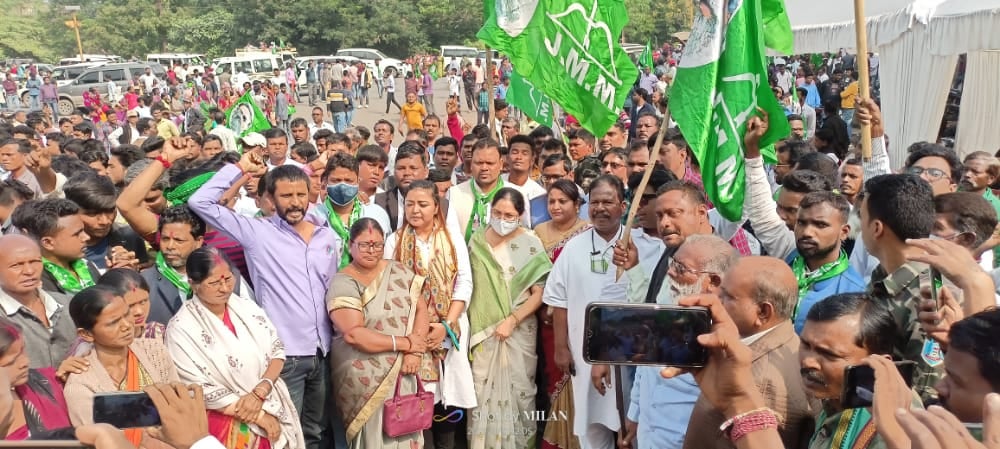 टाटा स्टील ग्रोथ शॉप के मेन गेट को विधायक ने किया जाम