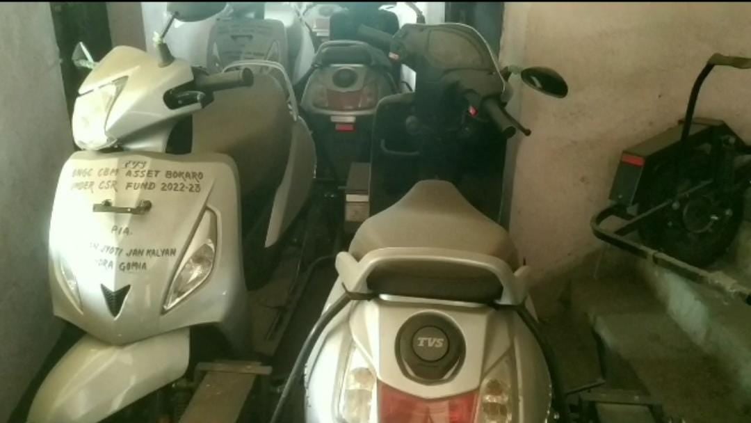 बोकारो : दिव्यांगों को मिलने वाली स्कूटी आखिर क्यों एक वर्ष से फांख रही है धूल, जानिए वजह