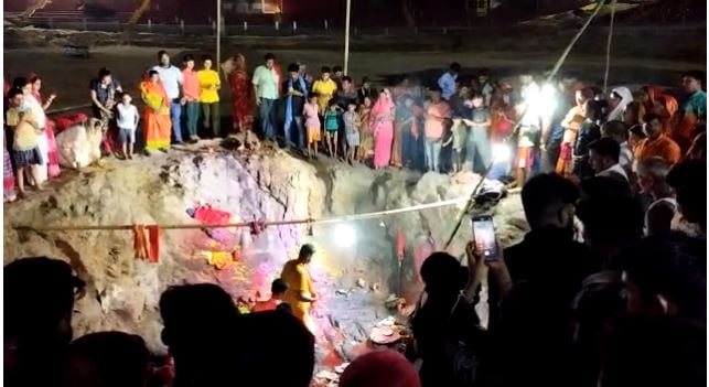 दुमका :  पातालेश्वर बाबा के दर्शन के लिए दूर दराज से पहुंचे श्रद्धालु, 7 वर्ष बाद बाबा का हुआ दर्शन