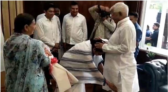 लालू के चरणों में ममता, आशीर्वाद के साथ विपक्षी एकता का हुआ ऐलान