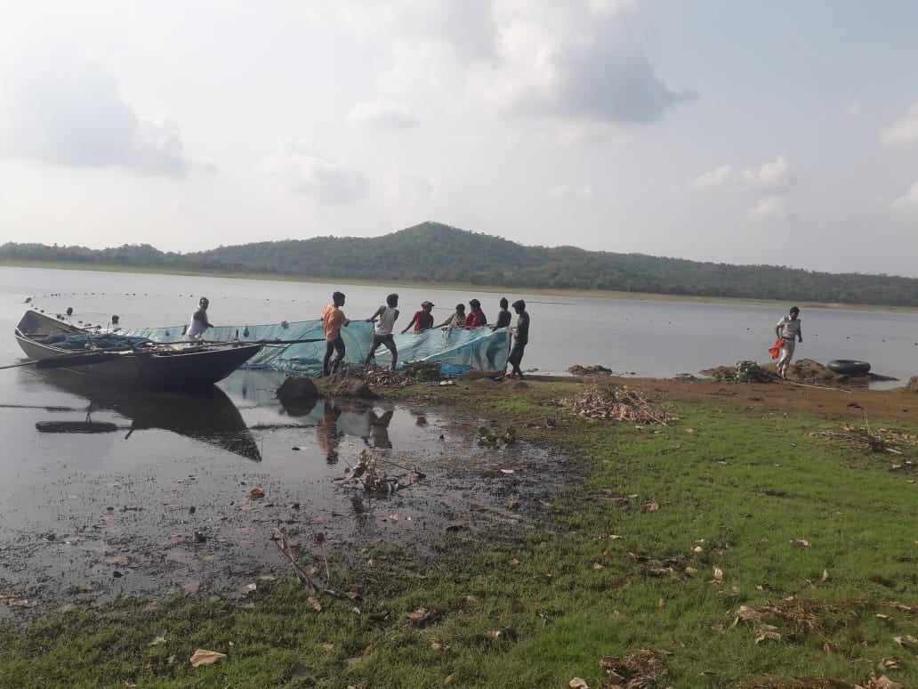 दुमका: डैम में मछली मारने गए 3 लोगों की मौत, बेटी का शव बरामद, पिता और पुत्र के शव की तलाश जारी