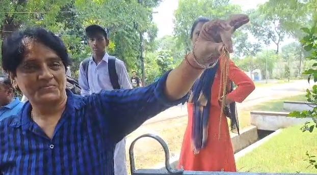 घर में घुसपर महिलाओं ने की चोरी, लोगों ने पकड़कर किया पुलिस के हवाले