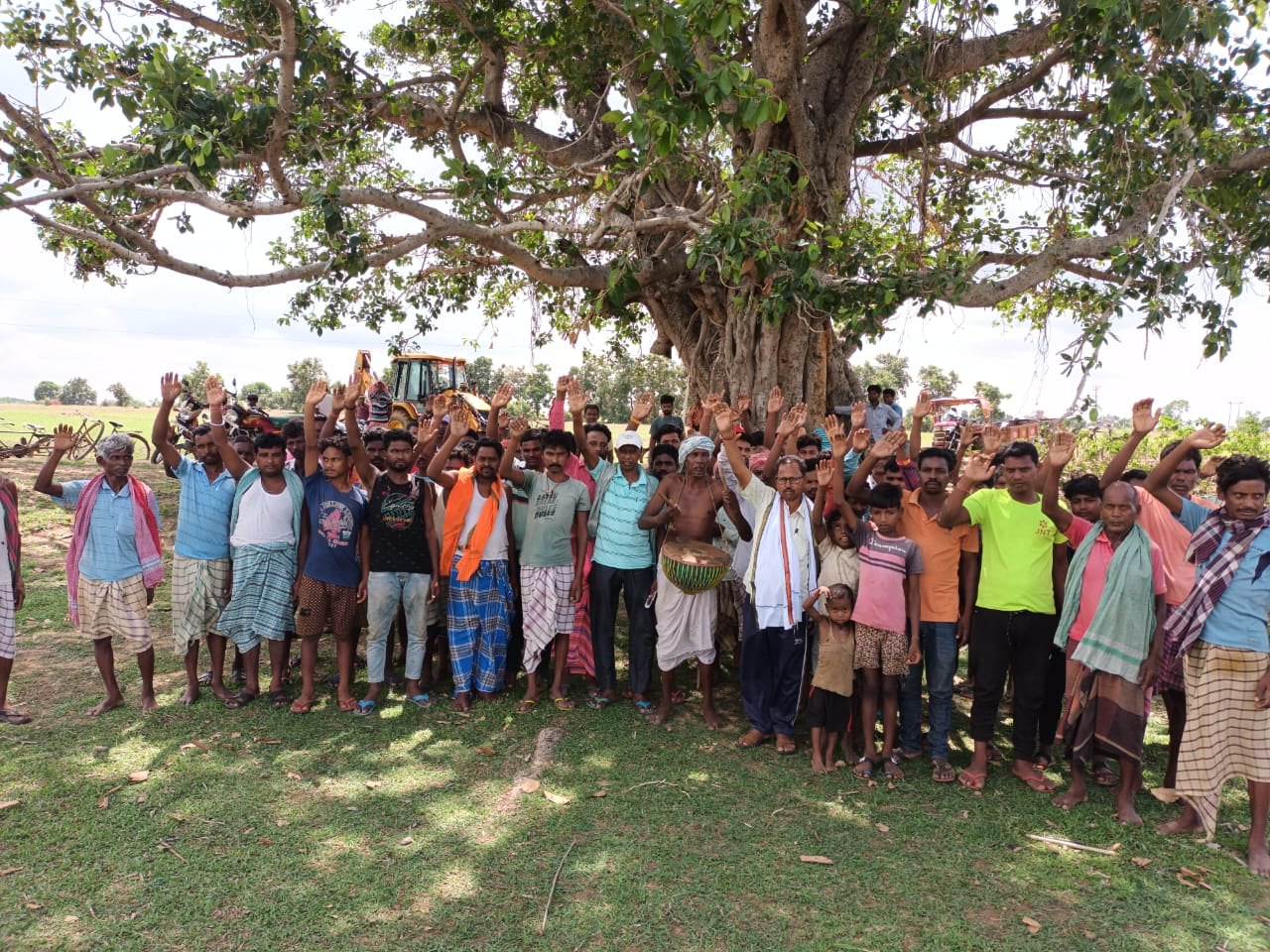 वृक्षारोपण पर भारी पड़ी आस्था, तिथि विशेष ट्रेंच कटिंग करने पर ग्रामीणों ने किया जेसीबी जब्त
