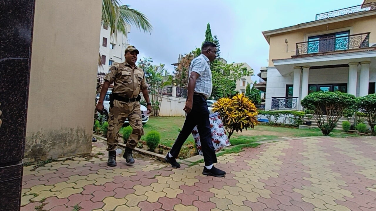 ED दफ्तर पहुंचे रांची CO अमित भगत, जमीन घोटाला मामले में पूछताछ शुरू