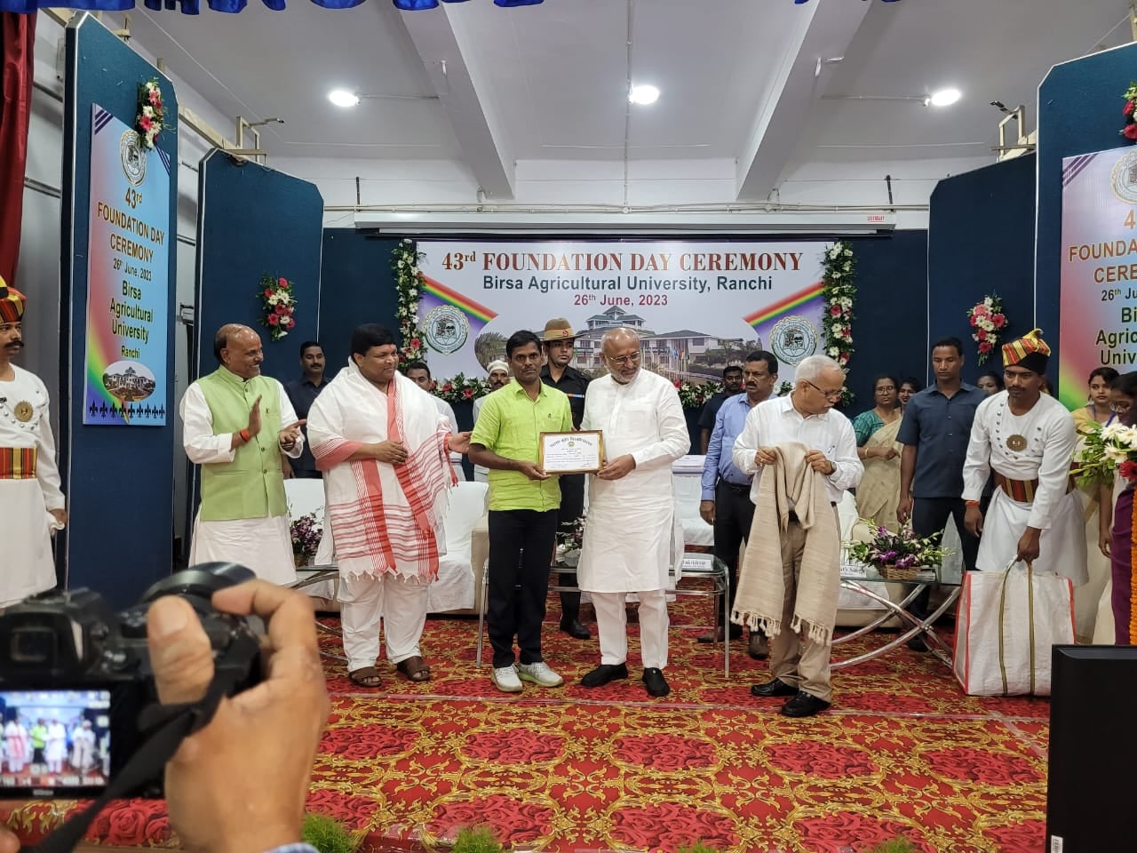 बीएयू ने मनाया 45 वां स्थापना दिवस, संबंधित उत्कृष्ट कार्य के लिए बैजनाथ महतो को राज्यपाल ने किया सम्मानित