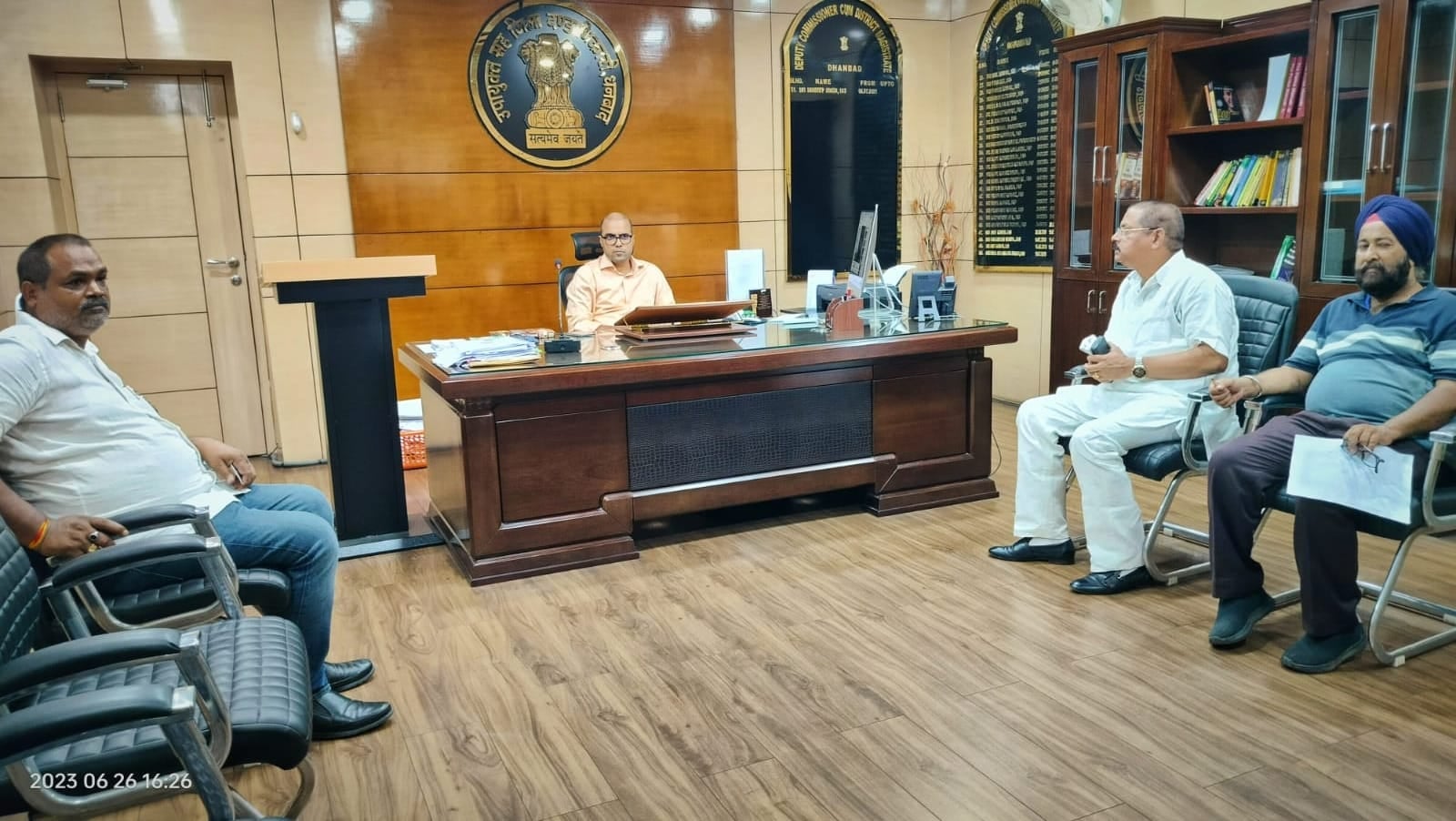 धनबाद के कांग्रेसी डीसी से मिले,कहा -समस्याओं से दबे धनबाद को राहत की जरुरत