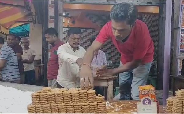 दुमका: श्रद्धालु पेड़ा के नाम पर खरीद रहे थे धोखा, कम वजन देने की शिकायत पर प्रशासन ने उठाया ये कदम