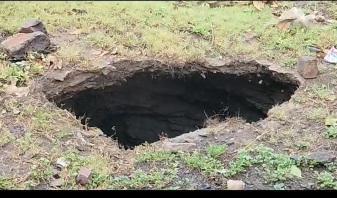 धनबाद के गोधर में फटी जमीन, 40 फ़ीट आकार का बना गोफ