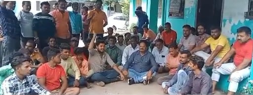 गिरिडीह: बिजली समस्या को लेकर कार्यालय का घेराव, ग्रामीणों ने कहा समाधान नहीं होने पर जारी रहेगा विरोध