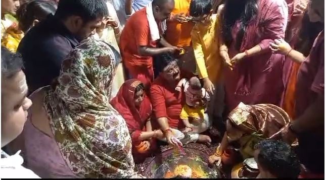 झारखंड सरकार के पेयजल एवं स्वच्छता मंत्री मिथिलेश ठाकुर परिवार के साथ पहुचे बासुकिनाथ धाम, पूजा अर्चना कर लिया भोलेनाथ का आशीर्वाद