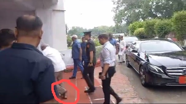 पटना: अचानक सीढ़ियों से फिसले राज्यपाल अर्लेकर, कार्यक्रम में मची अफरा-तफरी