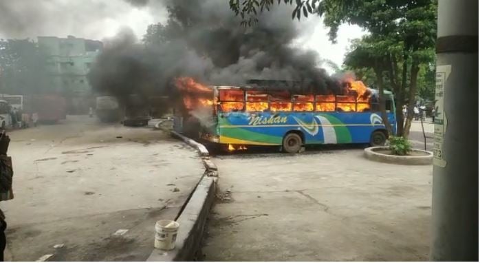 खादगढ़ा बस स्टैन्ड में पांच AC बसों में लगी भीषण आग, दमकल की टीम ने आग पर पाया काबू