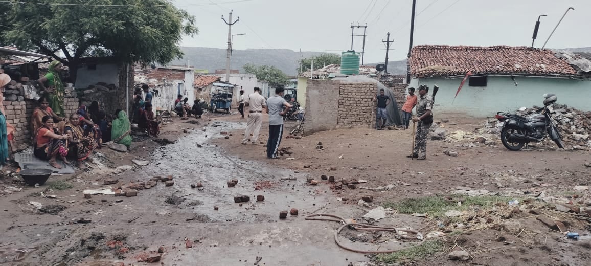 धनबाद के कतरास में चमके हथियार, चटकी लाठियां, जानिए घटना के कारण