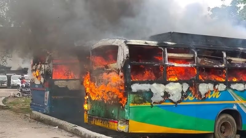 आठ बसो को आग के हवाले करने वाला निकला नाबालिग, देखिए कैसे स्प्रे छिटकर जलाई माचिस की तिली
