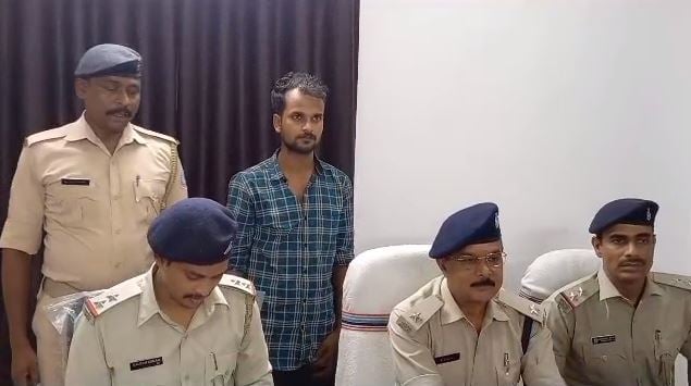 जमशेदपुर पुलिस ने चोरी के मामले का खुलासा करते हुए आरोपी को बोकारो से किया गिरफ्तार