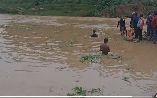 गिरिडीह: नदी के तेज बहाव में डूबे तीन दोस्त, एक ने तैरकर बचाई जान, दो की तलाश जारी