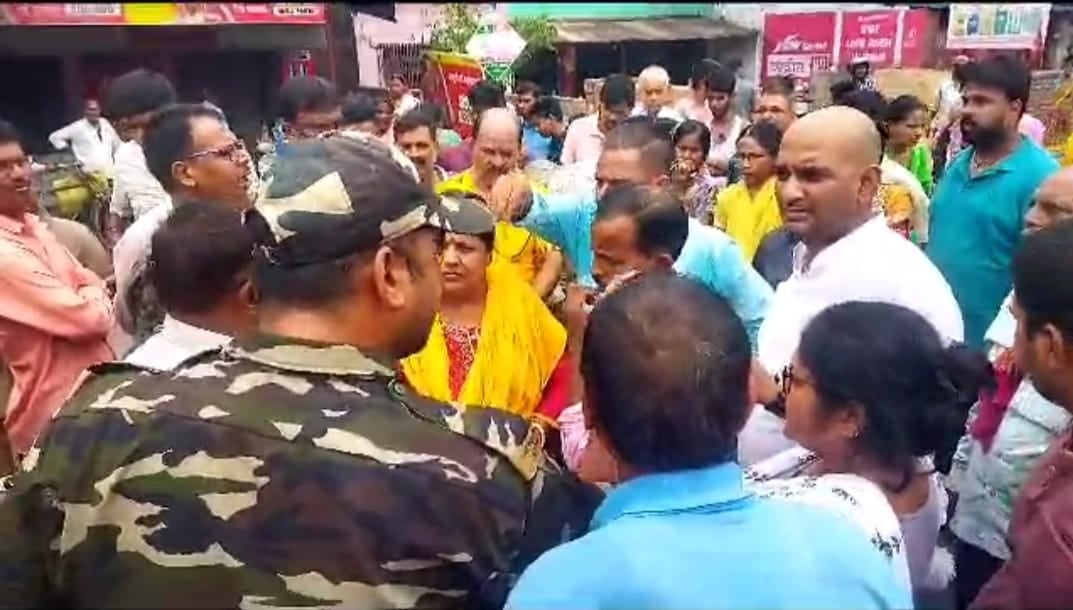 महीनों से प्यासे झरिया के लोग पानी मांगने उतरे सड़क पर,जानिए फिर क्या हुआ