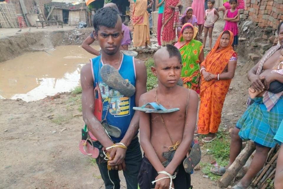 दो बच्चों के साथ जानवरों जैसा सलूक, सिर मुड़वाकर पहनाई गई चप्पल- जूते की माला, जानें वजह