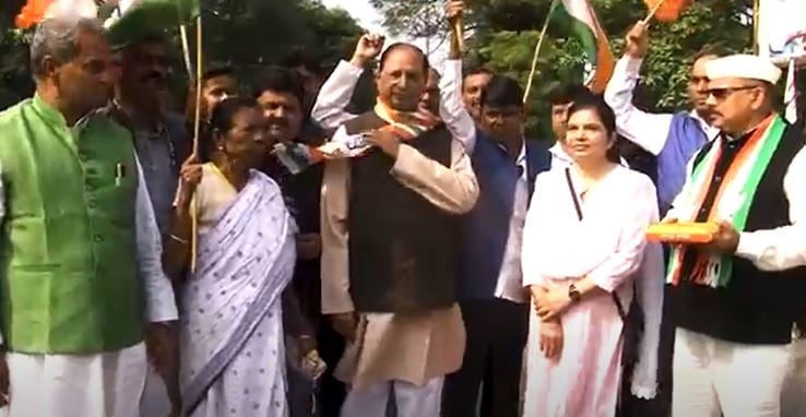 हींग लगे न फिटकरी, रंग हुआ इनका चोखा, बीजेपी-किसान की लड़ाई, यहां कांग्रेसियों के मुंह में मिठाई