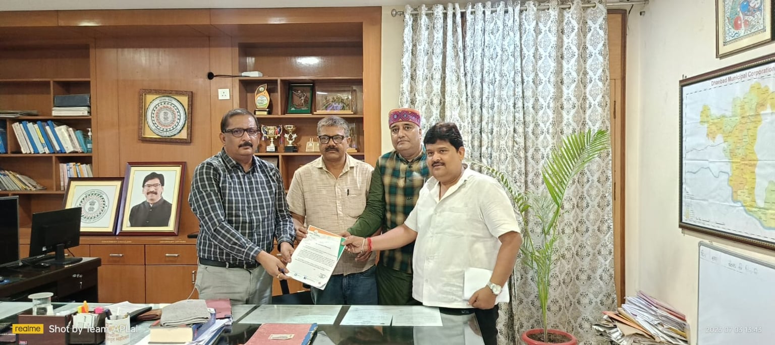 कोई तो बताये -कौन है सच ,नगर निगम कि धनबाद जिला कांग्रेस व्यापार एवं उद्योग प्रकोष्ठ
