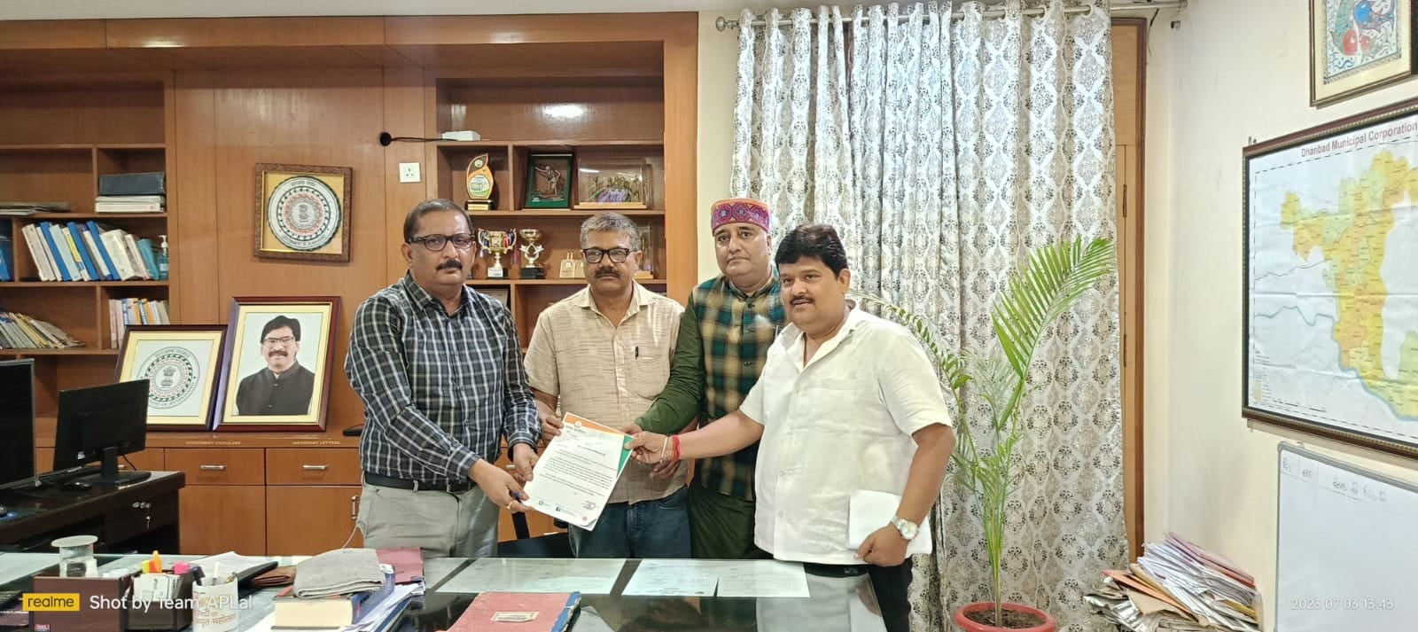 कोई तो बताये -कौन है सच ,नगर निगम कि धनबाद जिला कांग्रेस व्यापार एवं उद्योग प्रकोष्ठ