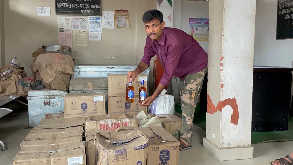 जांच के दौरान 450 बोतल विदेशी शराब बरामद, तस्कर कार छोड़कर फरार, जानें कैसे पुलिस को हुआ शक