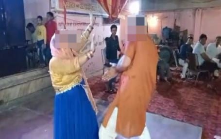 दुल्हन की मां ने डीजे पर डांस के साथ पीया सिगरेट, तो दुल्हे ने किया शादी से इंकार, फिर जो हुआ.....