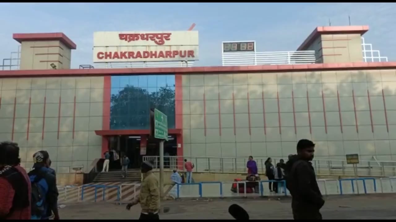 BIG BREAKING: चक्रधरपुर में भी माओवादियों ने रेल पटरी उड़ाया, बाल-बाल बची मुंबई मेल