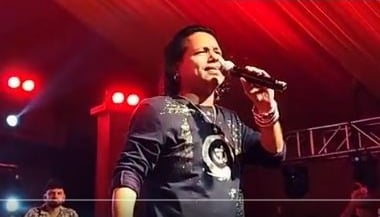 प्लेबैक सिंगर कैलाश खेर ने कवारियों का किया मनोरंजन, भीड़ को देख सिंगर बोले ‘माहौल को शांत कर दें’