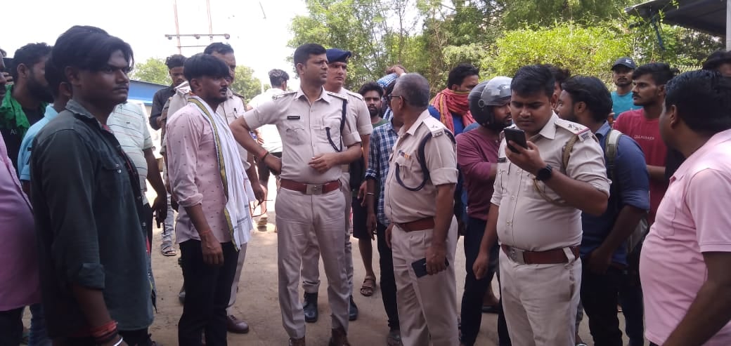 देवघर: फैक्ट्री में ब्लास्ट से एक मजदूर की मौत, परिजनों ने किया बवाल तो पुलिस ने उठाया ये कदम
