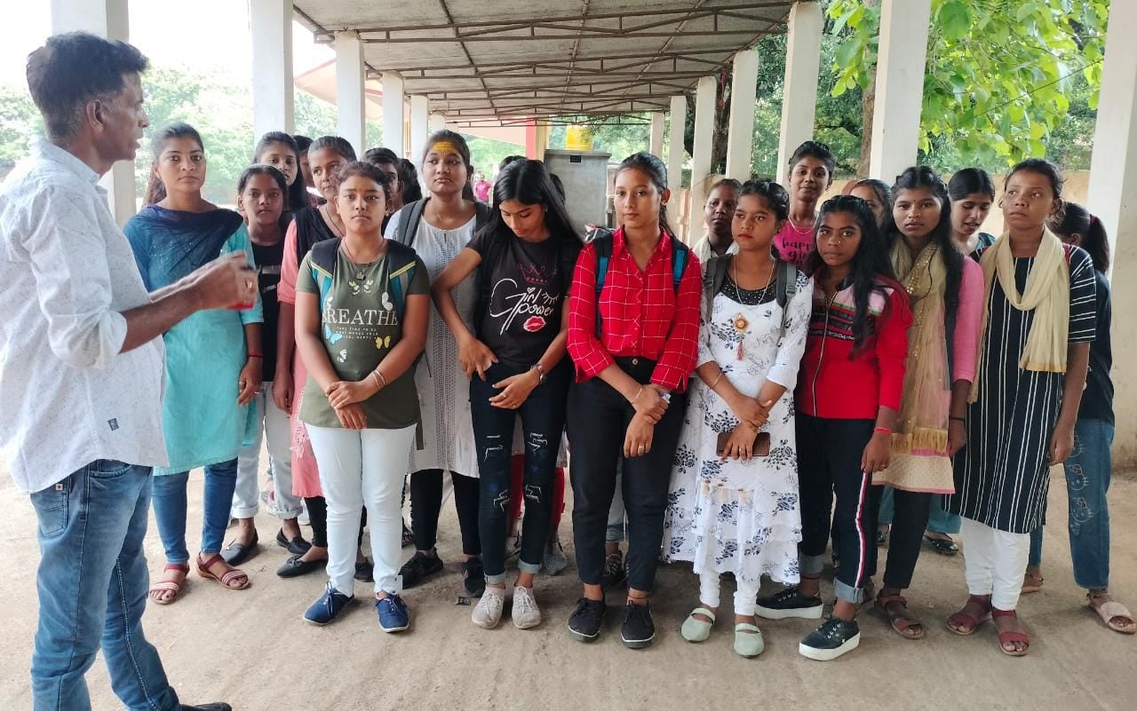 नहीं होगा नामांकन, तो कैसे पढ़ेंगी बेटियां, जानें क्यों सर जेसी बोस हाई स्कूल भविष्य से कर रहा खिलवाड़