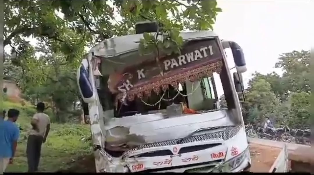 देवघर: बासुकीनाथ जा रही श्रद्धालुओं से भरी बस बिजली पोल से टकराई, बाल- बाल बचे लोग