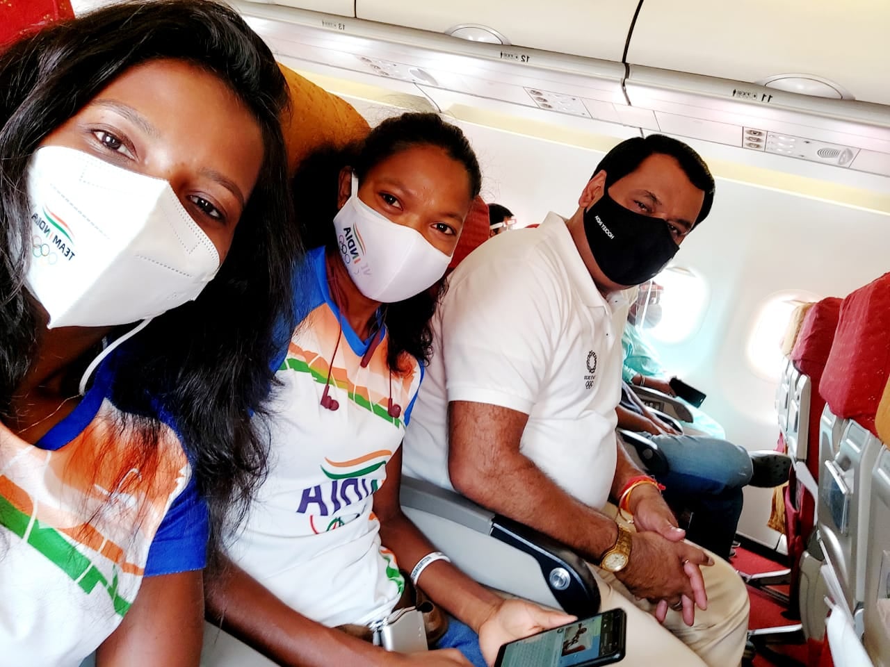 टोक्यो ओलंपिक में इतिहास रचने के बाद पहली बार रांची पहुंची हाॅकी खिलाडी सलीमा और निक्की, हुआ जोरदार  स्वागत