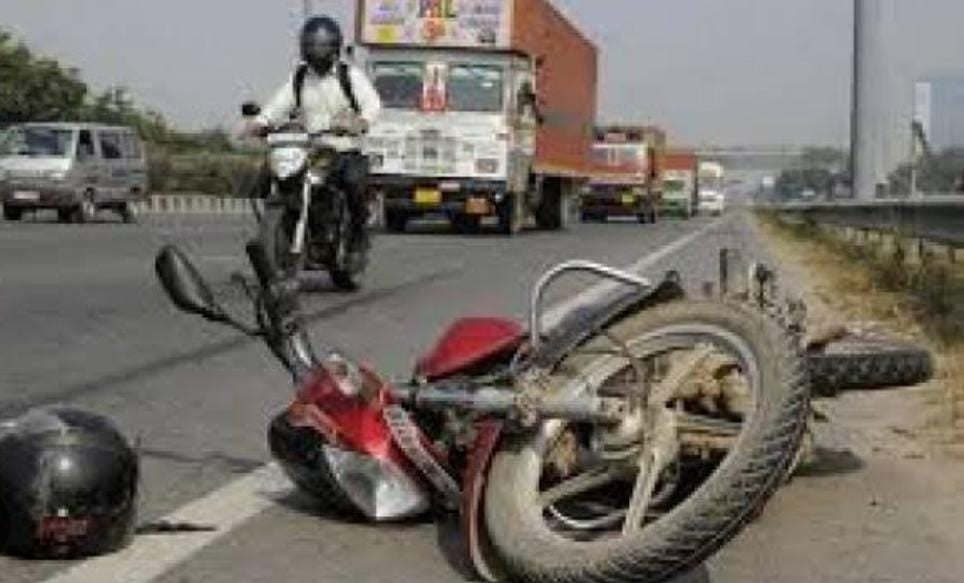 देवघर: सड़क हादसे में 3 की मौत, किसी ने नहीं पहना था हेलमेट, जानें क्यों इलाके की सारी दुकानें हैं बंद