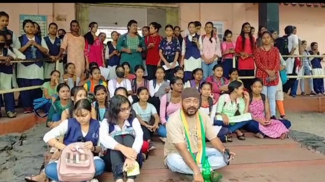 वीमेंस कॉलेज की छात्राओं ने गेट के गार्ड पर लगाया बदतमीजी का आरोप, धक्का-मुक्की तक पहुंची बात