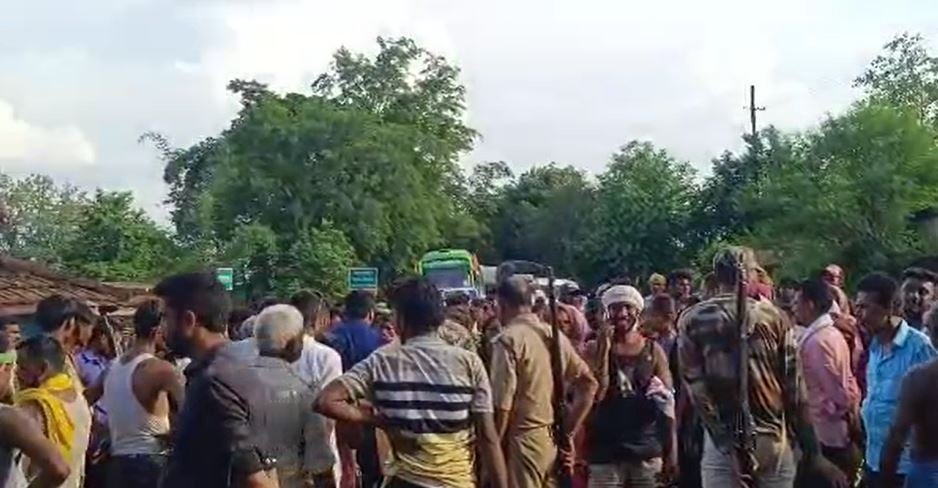 दरबारपुर - गन्दरकपुर सड़क की मांग को लेकर ग्रामीणों ने दुमका - सिउड़ी मुख्य मार्ग किया जाम