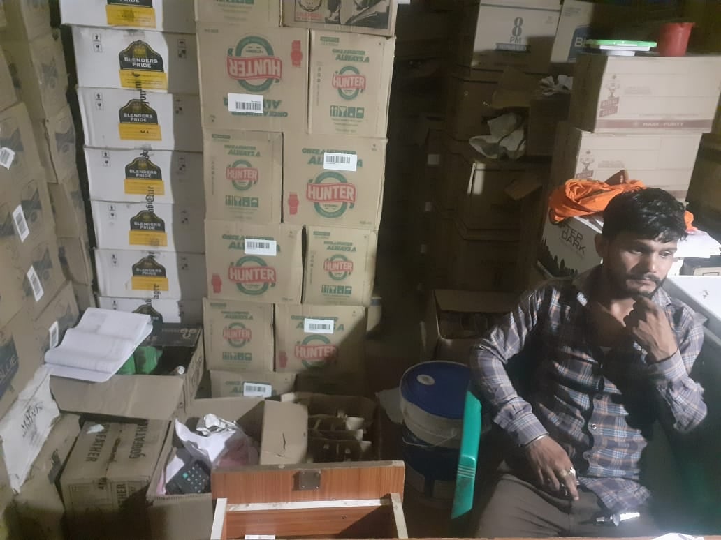 ग्रामीण क्षेत्रों के शराब दुकान को निशाना बना रहे हैं अपराधी, हथियारबंद अपराधियों ने शराब दुकान में की लूटपाट