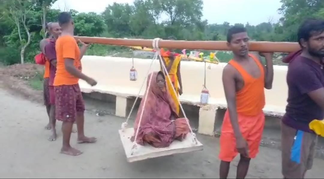 मां हुई स्वस्थ, तो बहंगी में लेकर देवघर निकला बेटा, पढ़े कलयुग के श्रवण की कहानी