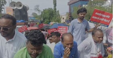 पेशाब कांड के विरोध में आदिवासी संगठनों का बवाल, आदिवासी-मूलवासियों से नफरत करने वाली भाजपा होश में आओ के लगाये नारे