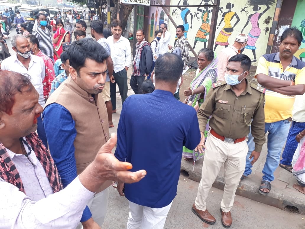 ट्रैफिक पुलिस के साथ बहस के बाद नाराज़ फुटपाथी दुकानदारों ने सामानों को फेंका सड़क पर