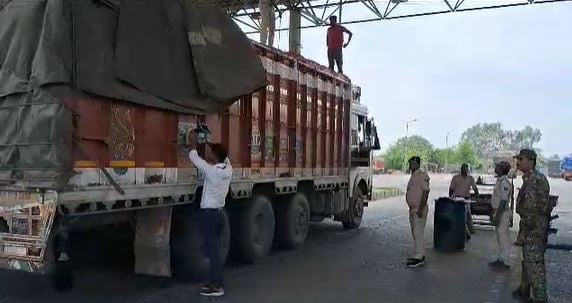 प्याज के बोरे में छिपा कर हरियाणा से बिहार में हो रही शराब की तस्करी,50 लाख की शराब के साथ ट्रक जब्त
