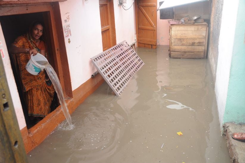 बारिश होते ही परेशान हो जाता है पूरा गांव, वोट बहिष्कार की दी चेतावनी