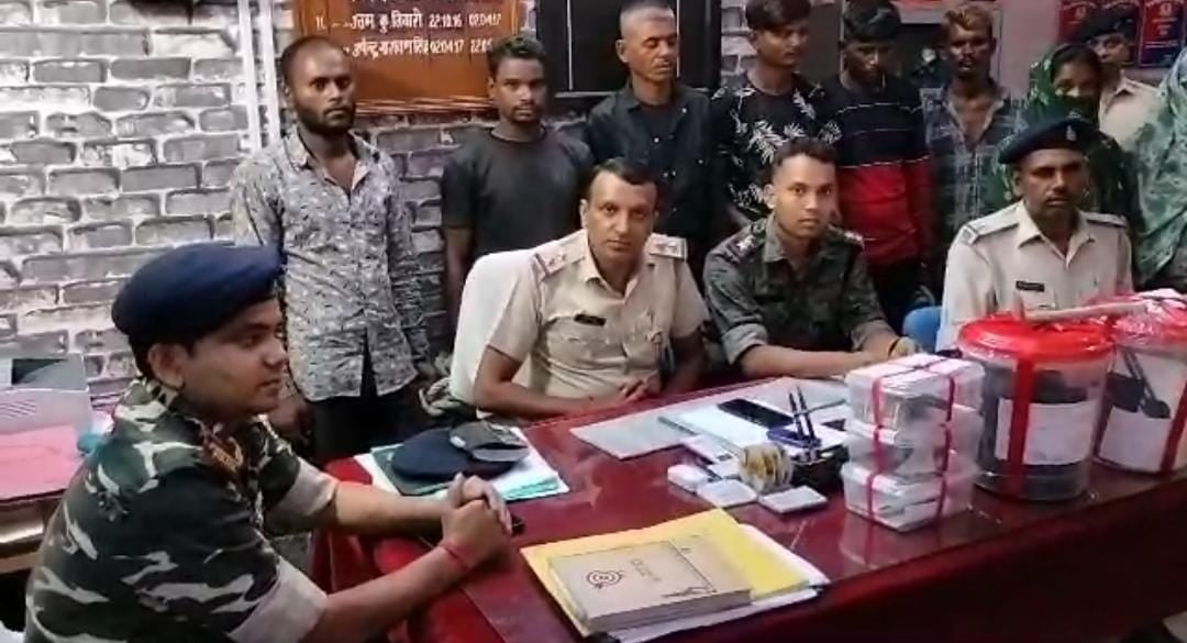 चोर गिरोह के 8 सदस्य चढ़े पुलिस के हत्थे, बैलून बेचने के दौरान घरों में करते थे चोरी