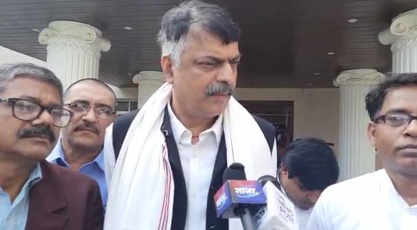 पेट्रोल-डीजल की कीमत घटाने पर बोली कांग्रेस, हमें रेवेन्यू की फिक्र है