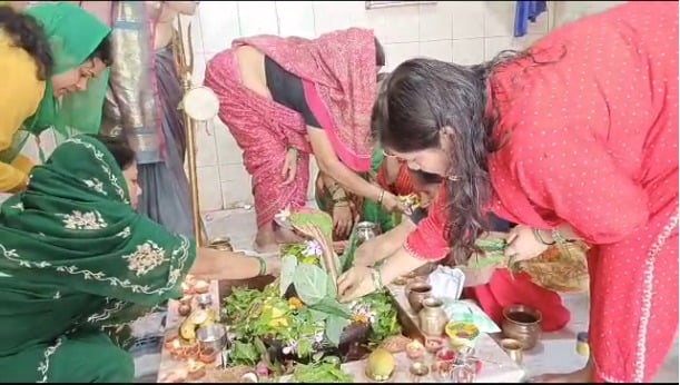 सावन में नंदी महाराज का चमत्कार, मंदिर में पी रहे पानी और दूध, भक्तों की लगी कतार