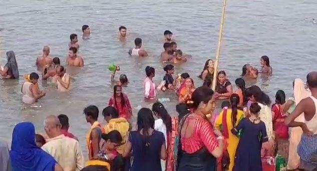 सावन में गंगा घाटों पर श्रद्धालुओं की भारी भीड़, स्नान के बाद शिवालयों में जलाभिषेक