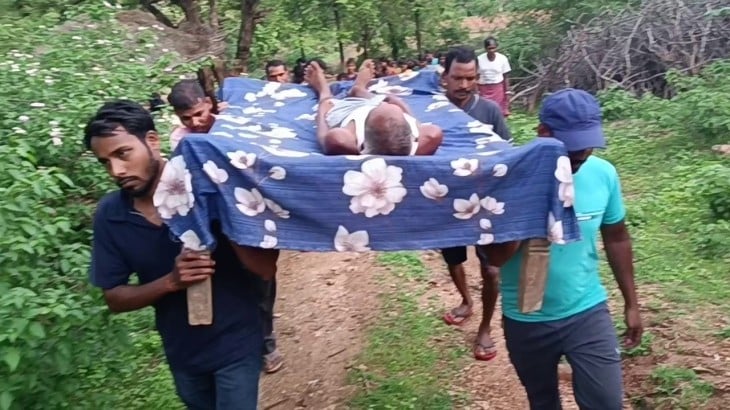 स्वास्थ व्यवस्था की शर्मनाक तस्वीर, मरीज को खाट के सहारे पहुंचाया गया अस्पताल