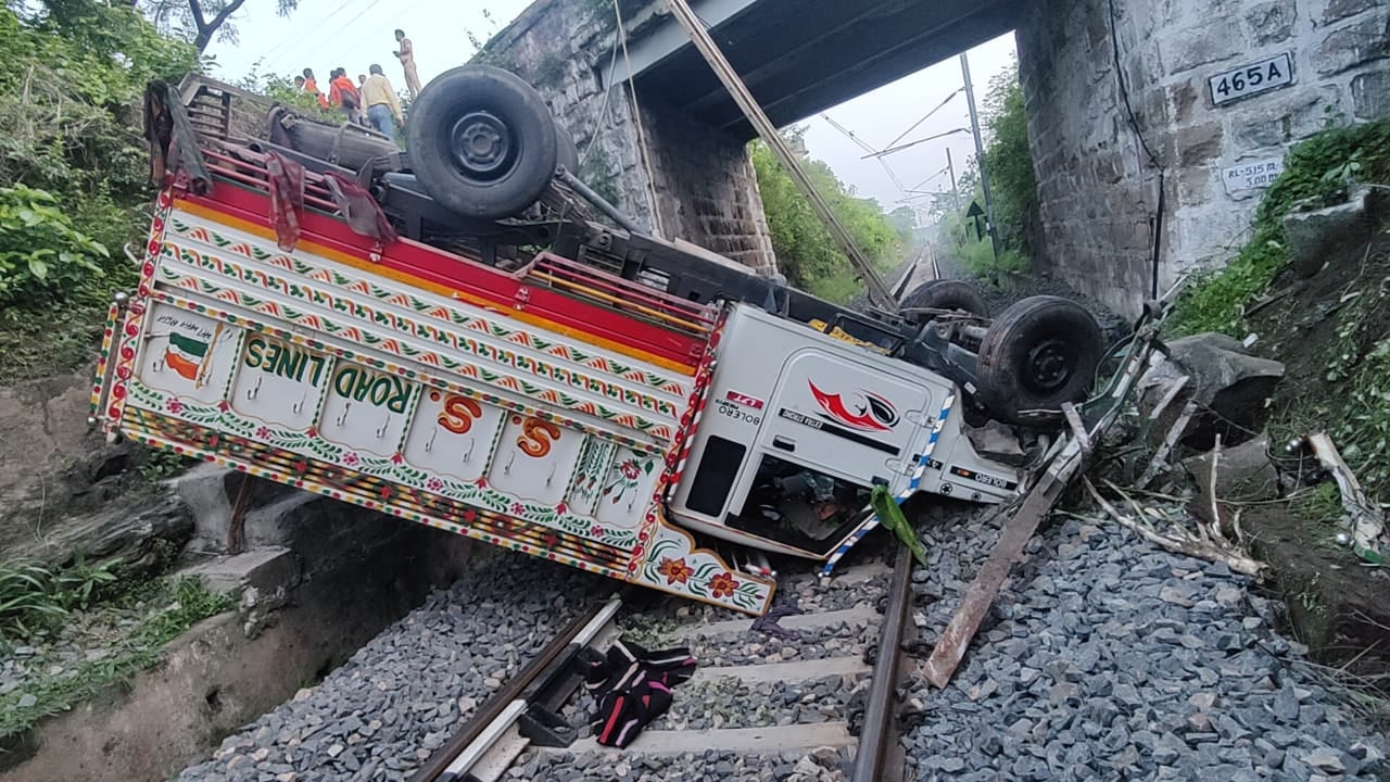 धनबाद- बोकारो मुख्य मार्ग पर पुल से नीचे रेलवे लाइन पर देखिये कैसे गिरा पिक अप वैन