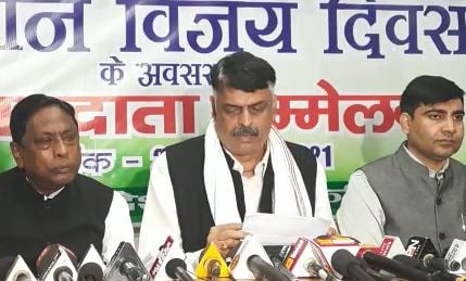 अपने सिर जीत का सेहरा बांध रहे कांग्रेसी, कहा हमारे आन्दोलन पर पीएम ने टेका घुटना